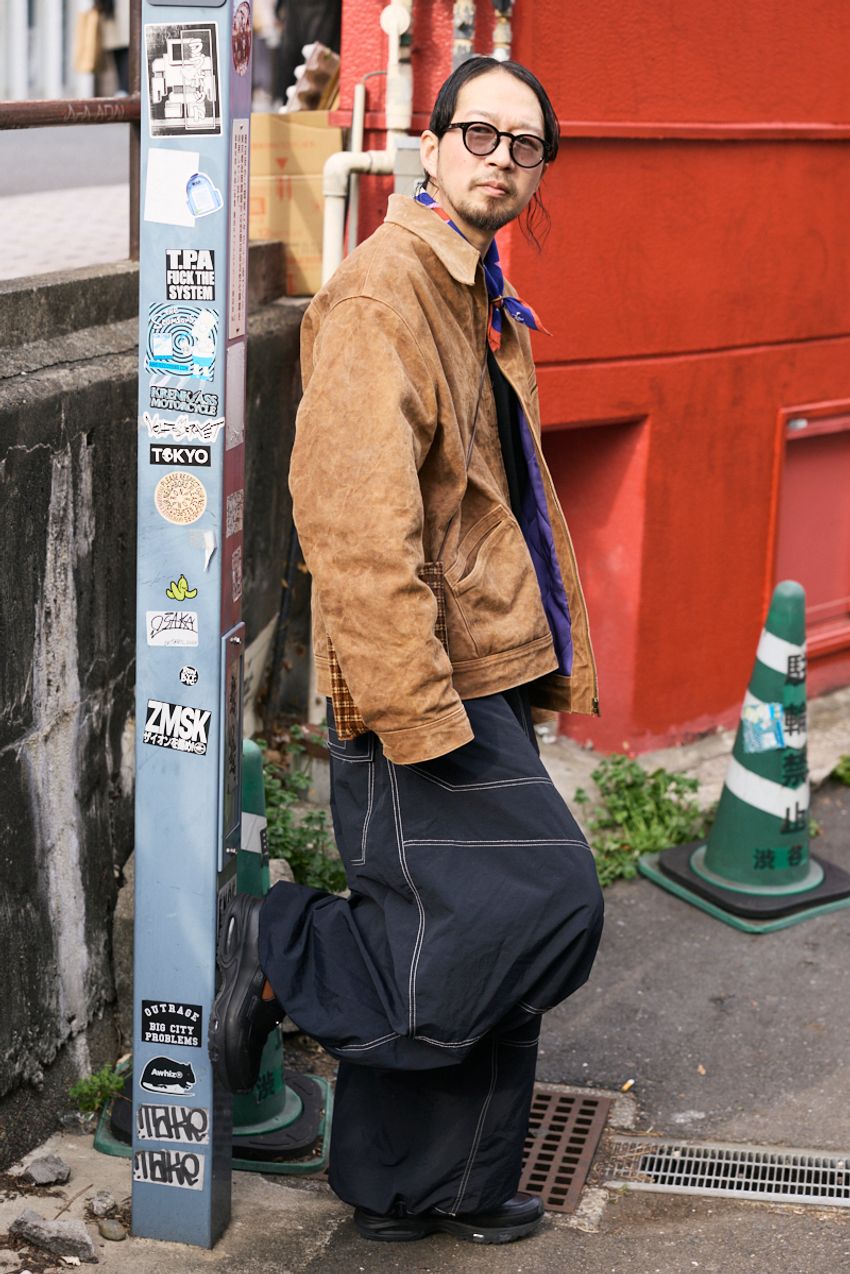 “レザー派”か“シャカシャカ派”が人気を二分？ ぽかぽか陽気の「アウターは何を着る？」を街角調査 - 2枚目の画像