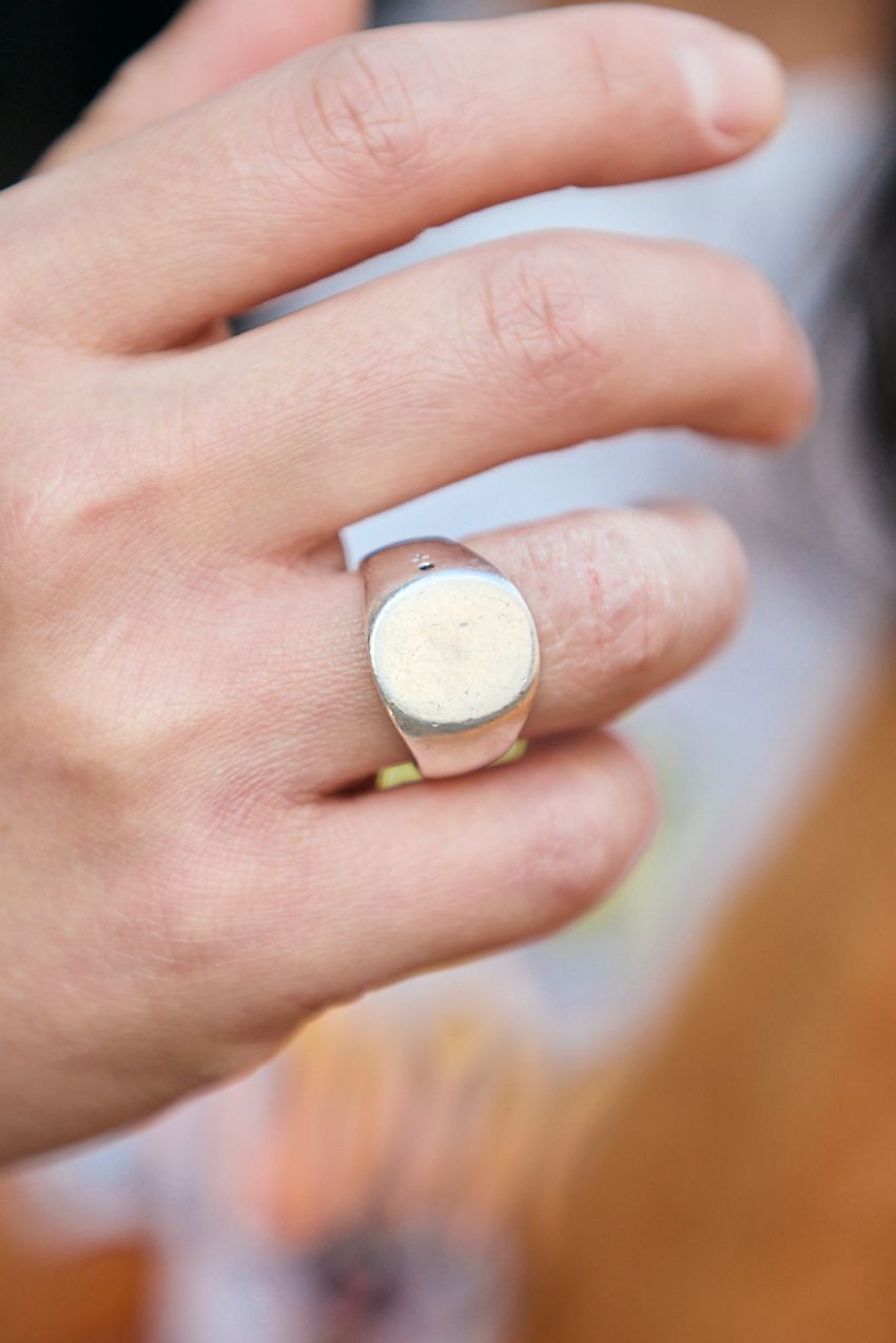 洒落た大人の“カーディガン術”をスナップで。春先に役立つ5名の好サンプルを紹介 - 4枚目の画像