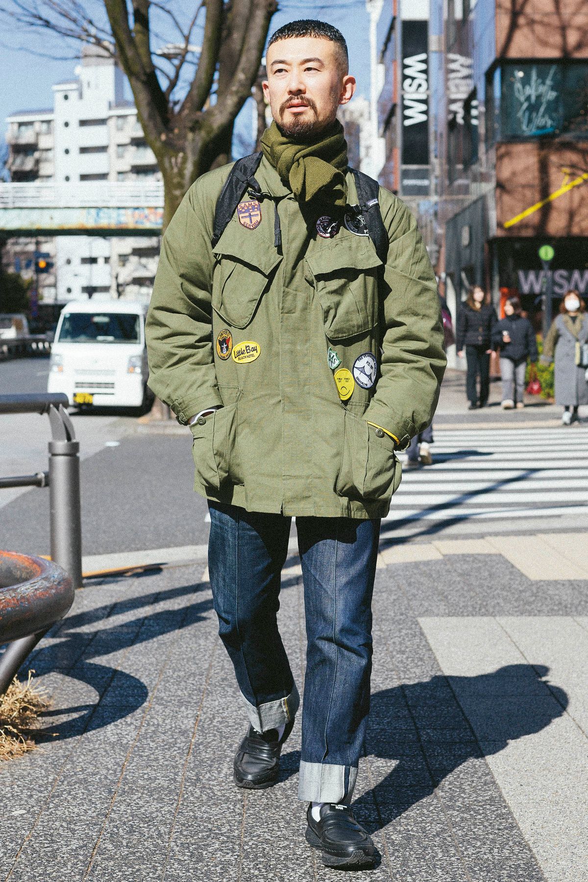 ジャケット ザスリーラバーズ  ダウンジャケット ロッキーマウンテンフェザーベッド  デニム リーバイス  シューズ ジュンヤワタナベマン×ニューバランス  バッグ 不明  腕時計 カルティエ  靴下 コンビニエンスウェア