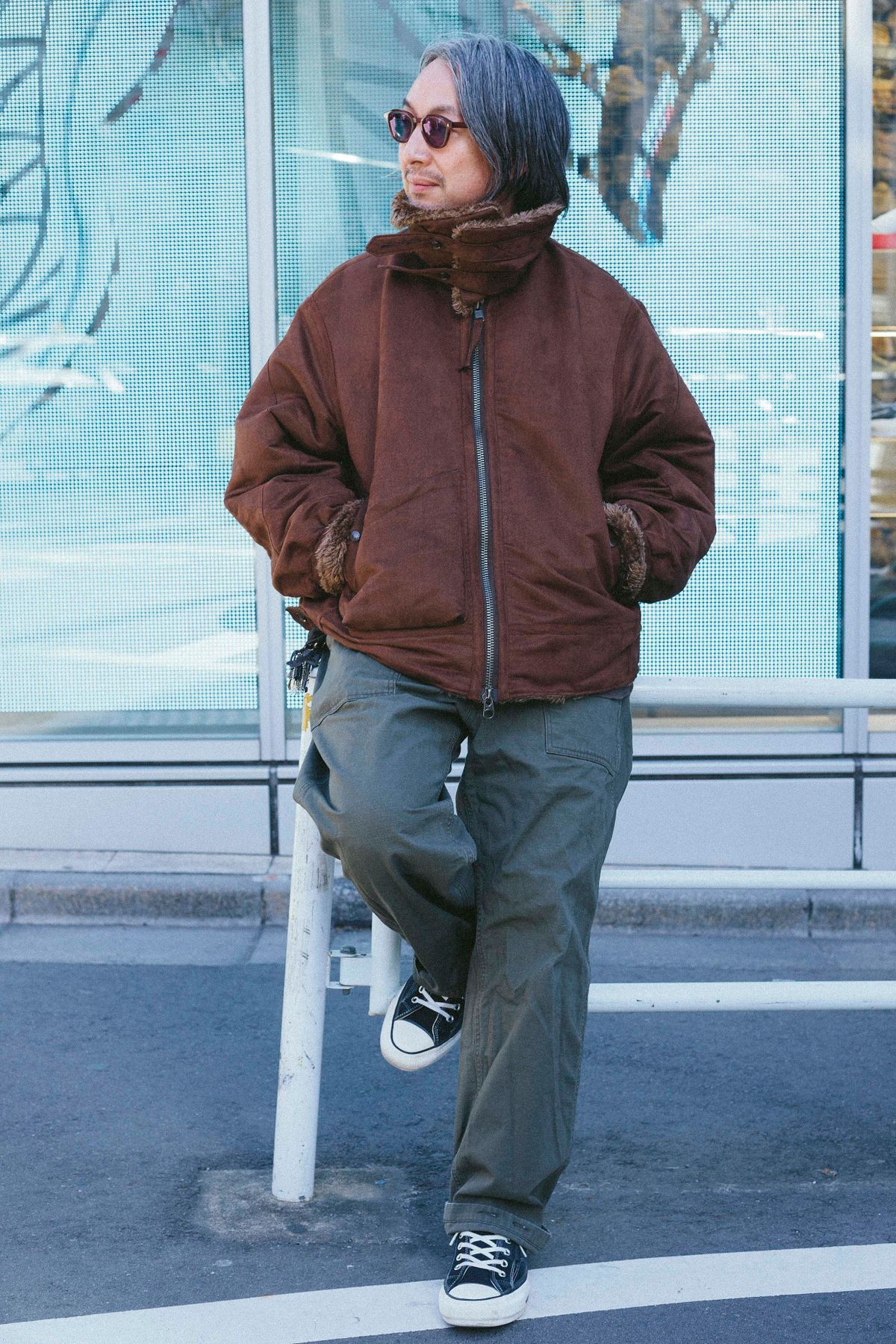 ジャケット、パンツ＝ともにエンジニアドガーメンツ