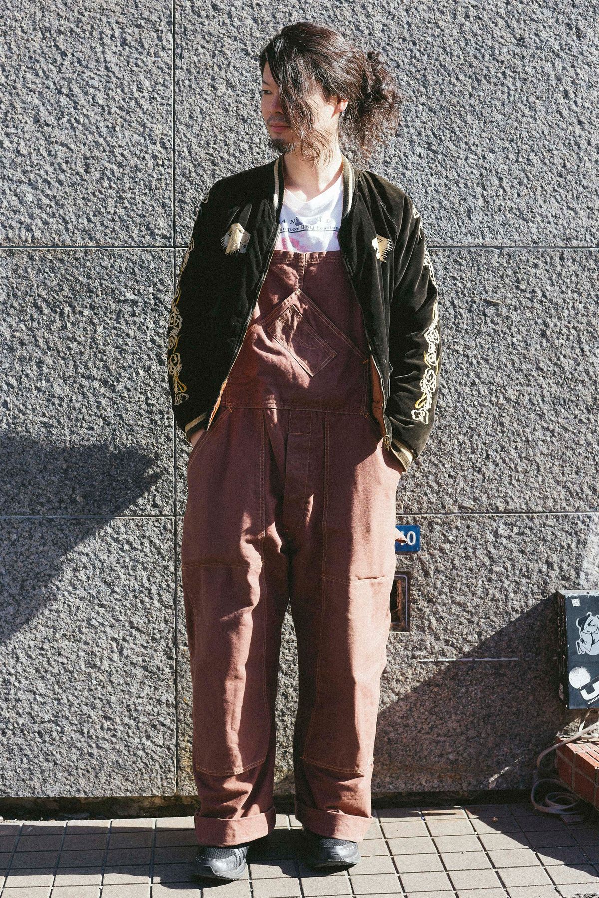 ジャケット、Tシャツ＝ともに古着