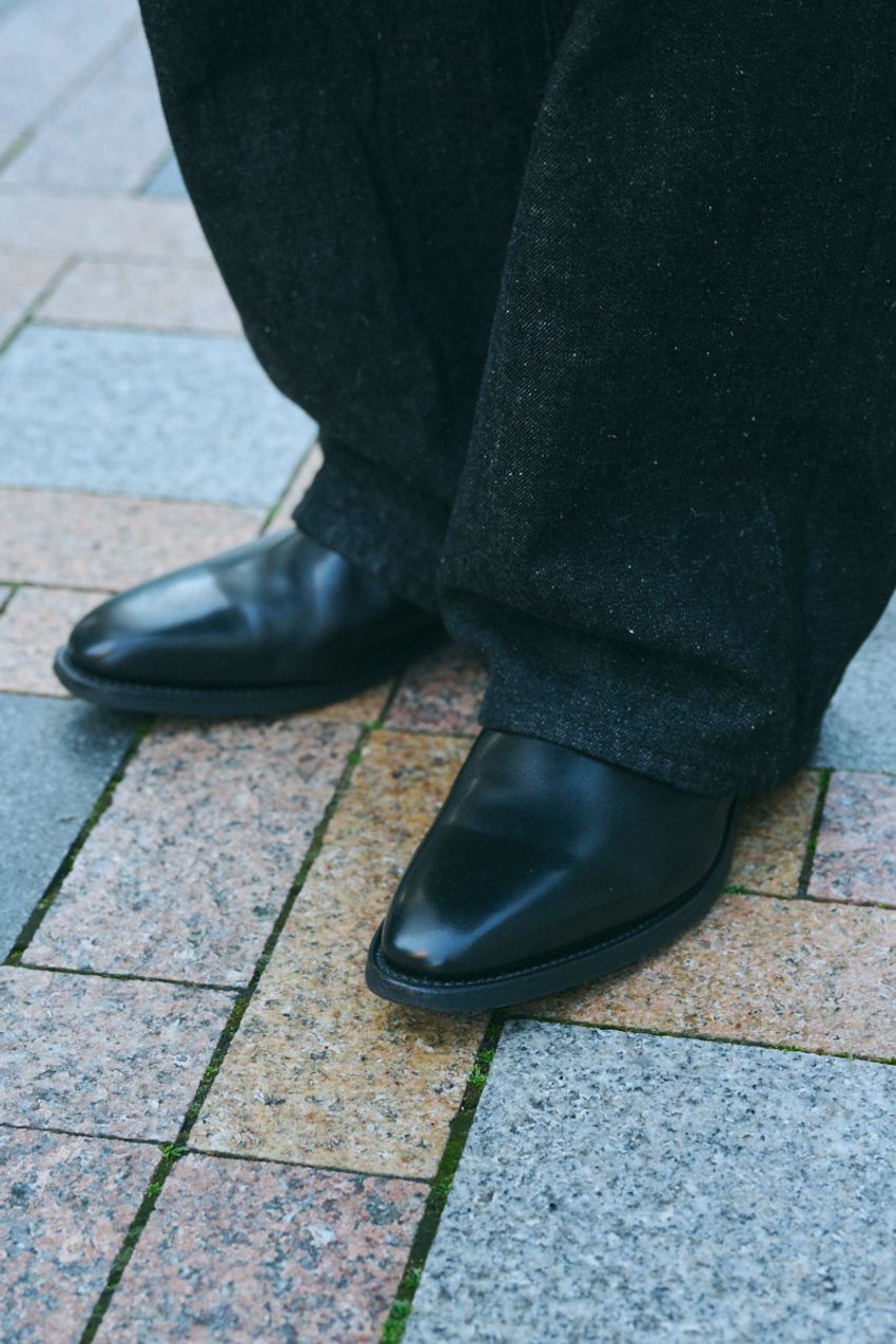 街で見つけた“オールブラック”コーデの上級者たち！ミニマル、洗練、都会的なスナップ5選 - 12枚目の画像