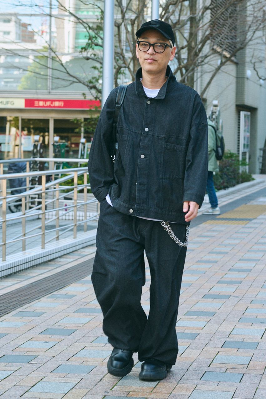 街で見つけた“オールブラック”コーデの上級者たち！ミニマル、洗練、都会的なスナップ5選 - 10枚目の画像