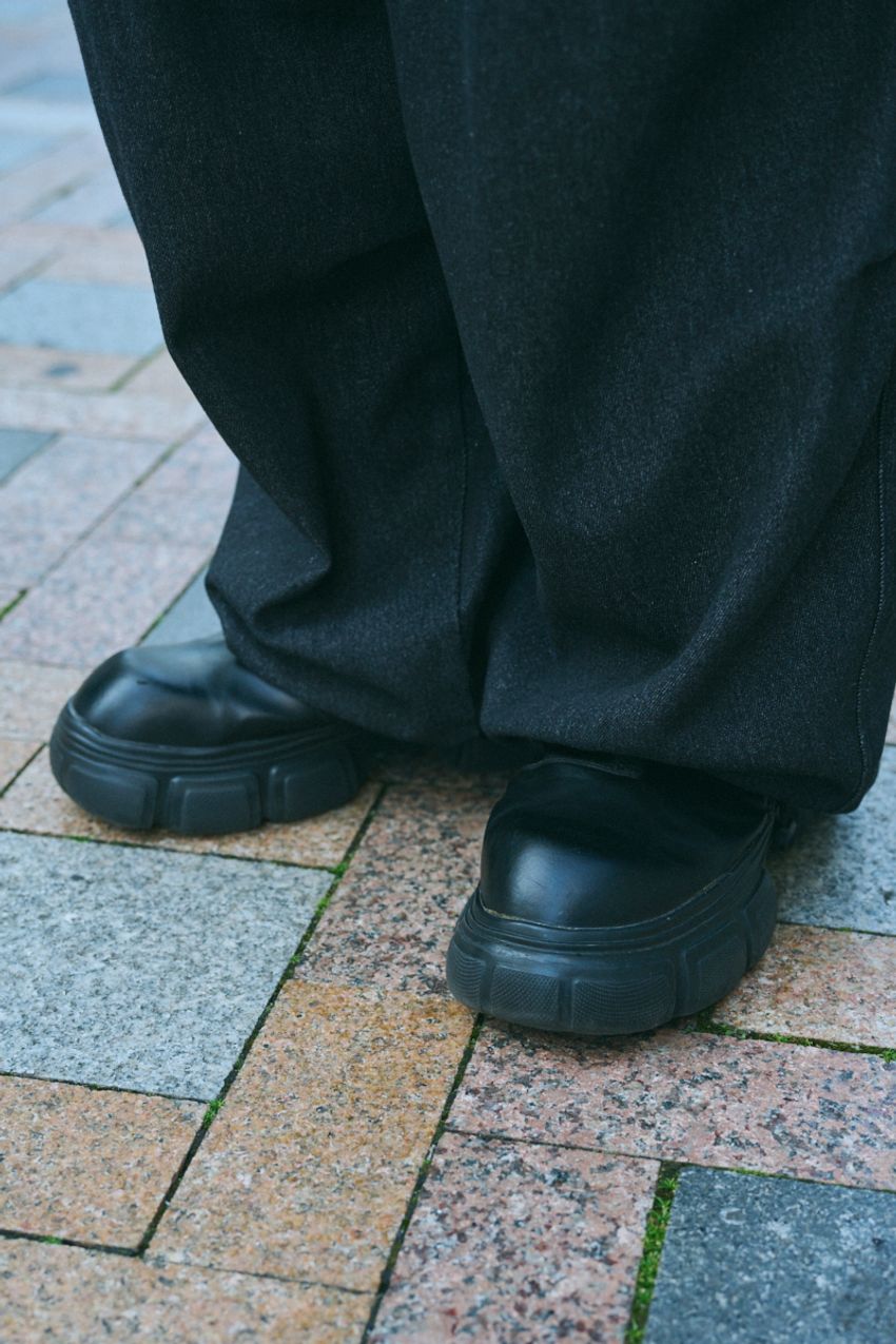 春のデニムは“適度に太め”が人気！革ジャン、短丈アウターetc.今っぽく見せた5名のコーデ紹介 - 9枚目の画像