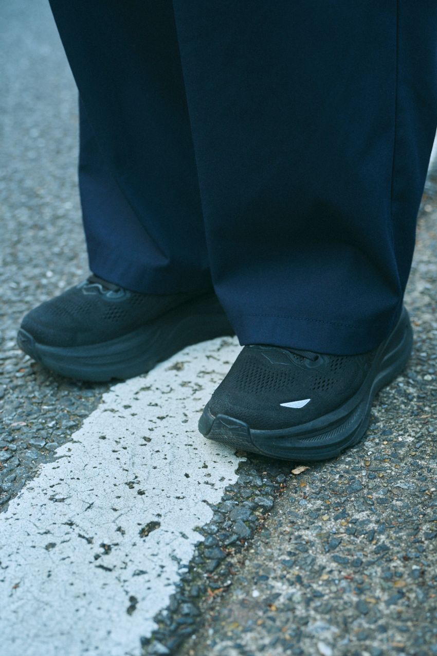 街で見つけた“オールブラック”コーデの上級者たち！ミニマル、洗練、都会的なスナップ5選 - 8枚目の画像