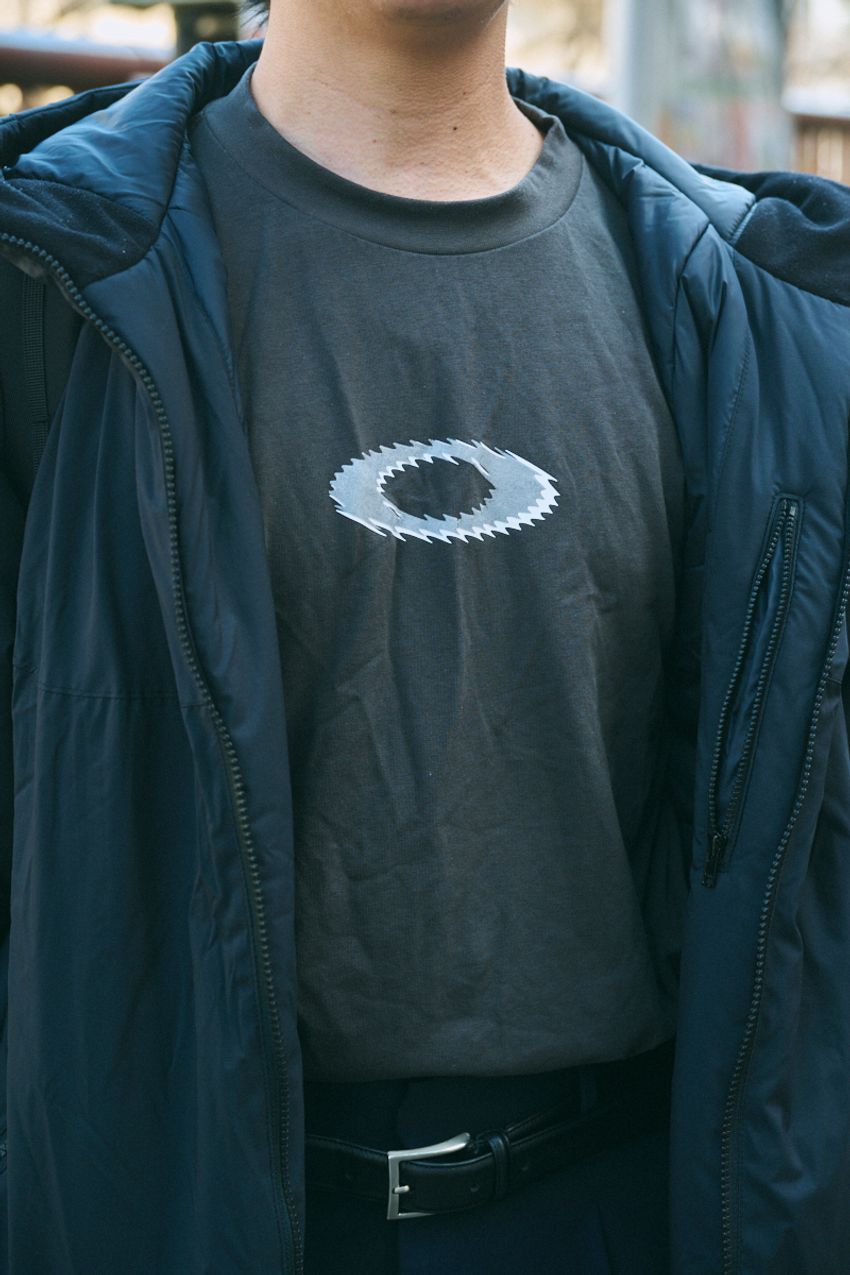 街で見つけた“オールブラック”コーデの上級者たち！ミニマル、洗練、都会的なスナップ5選 - 6枚目の画像