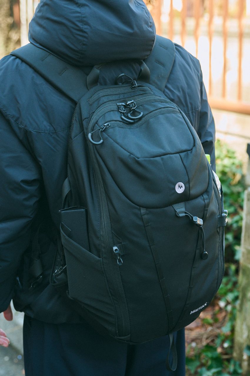 街で見つけた“オールブラック”コーデの上級者たち！ミニマル、洗練、都会的なスナップ5選 - 7枚目の画像