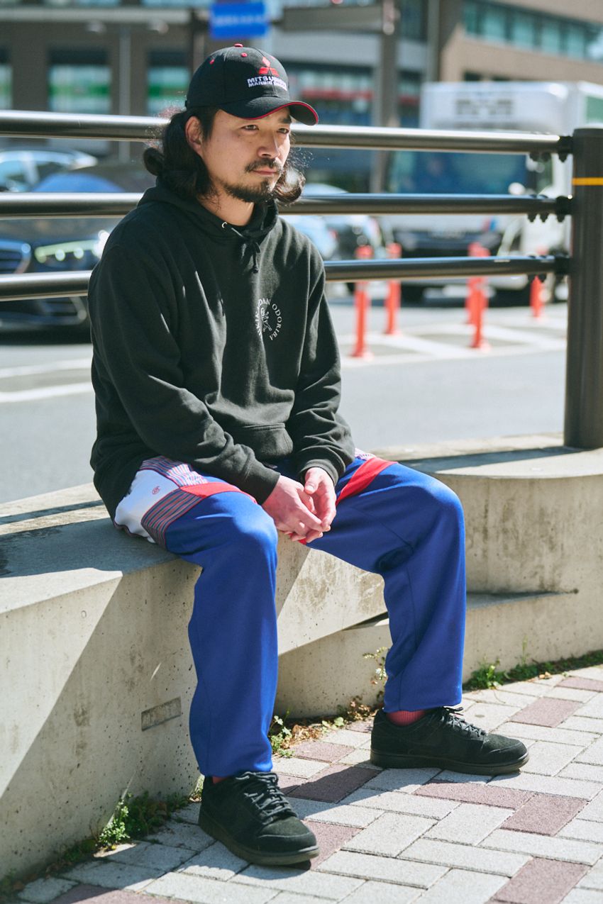 【春に活躍】街のパーカスタイル5選をスナップで。花冷え対策にも使える重ね着テクも解説 - 9枚目の画像