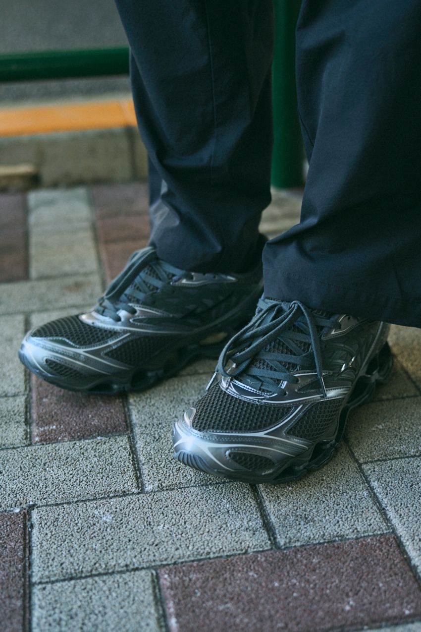 街で見つけた“オールブラック”コーデの上級者たち！ミニマル、洗練、都会的なスナップ5選 - 3枚目の画像