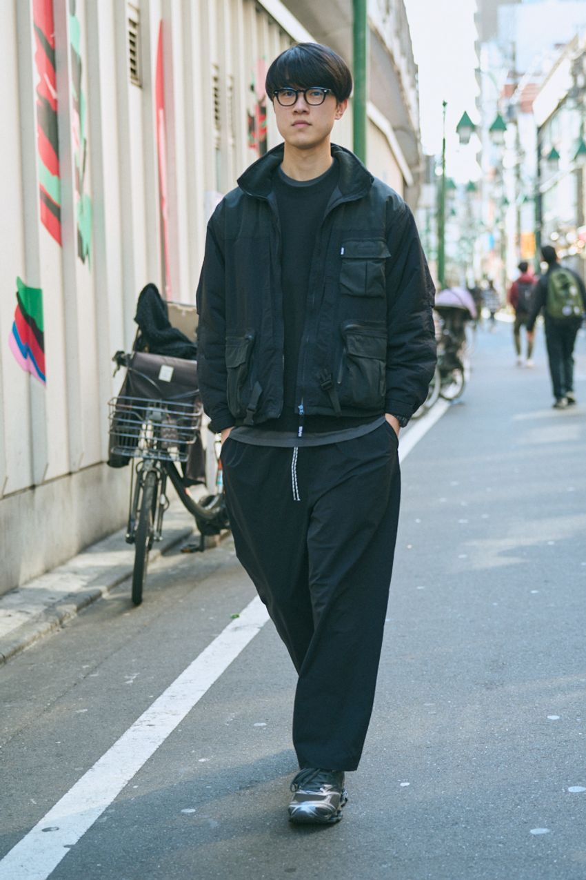 街で見つけた“オールブラック”コーデの上級者たち！ミニマル、洗練、都会的なスナップ5選 - 2枚目の画像