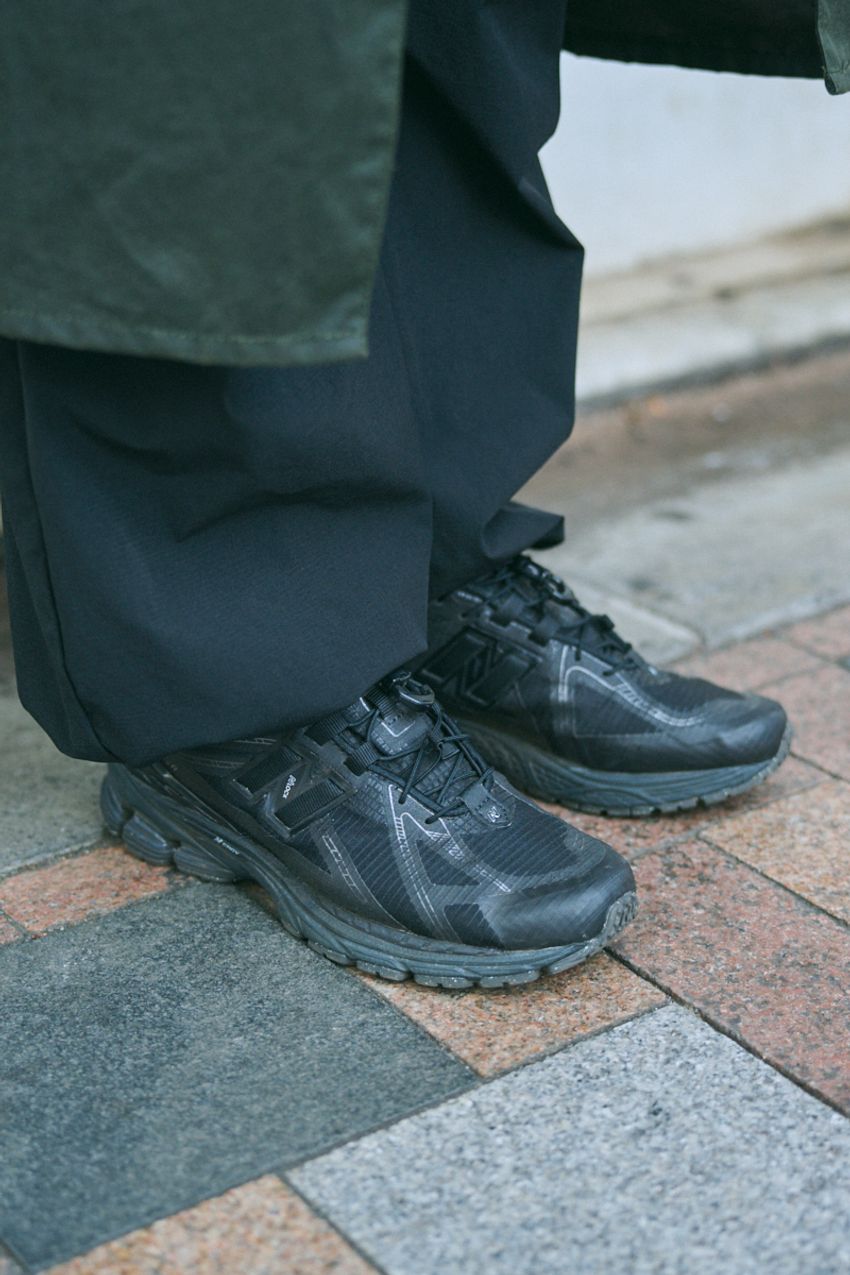 ニューバランス、ナイキetc.“オールブラック”のスニーカー、みんな何履いてる？街角で調査してみた - 4枚目の画像