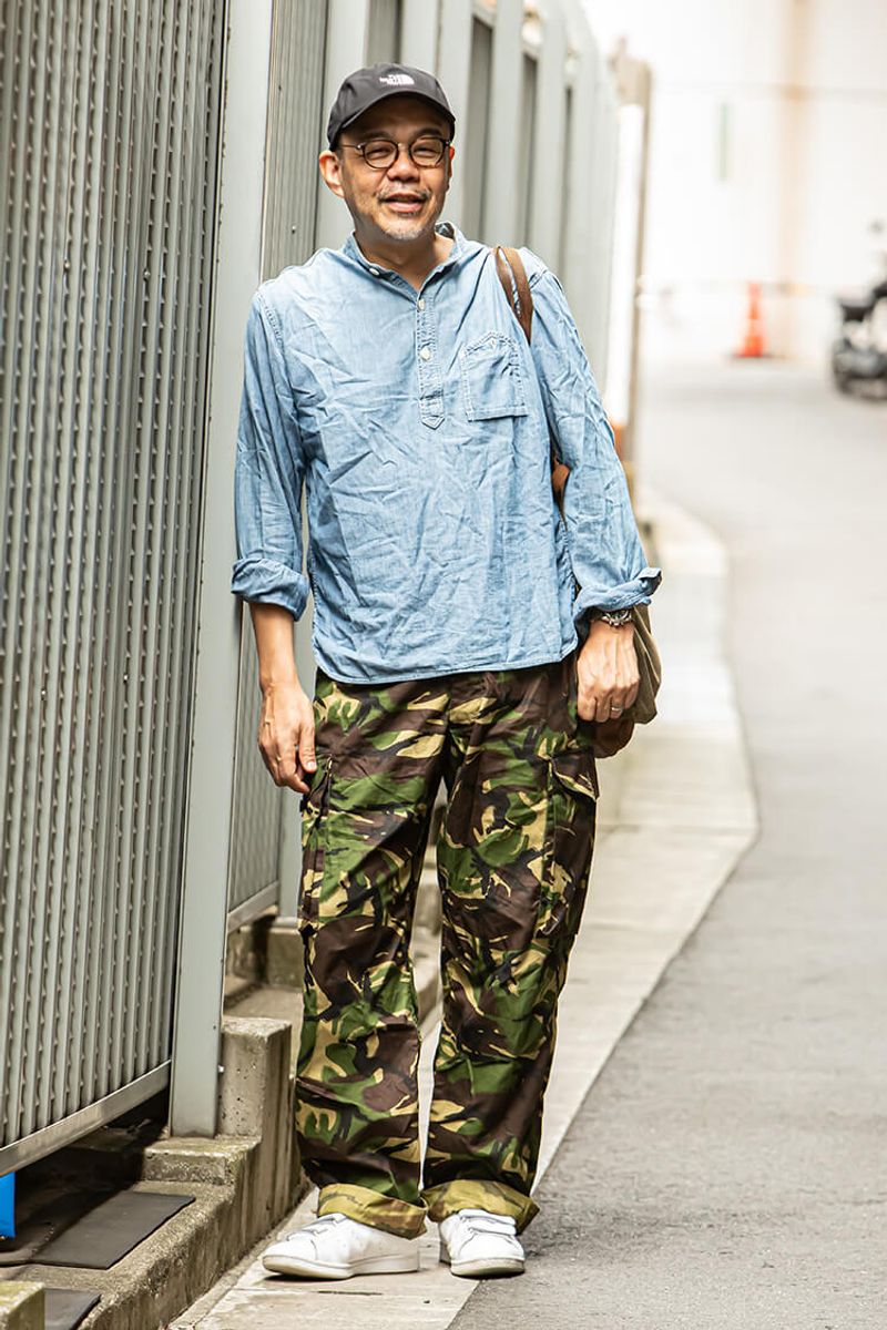 デニムシャツ×迷彩コーデに、シワのヤレ感で味わいプラス 今井千尋