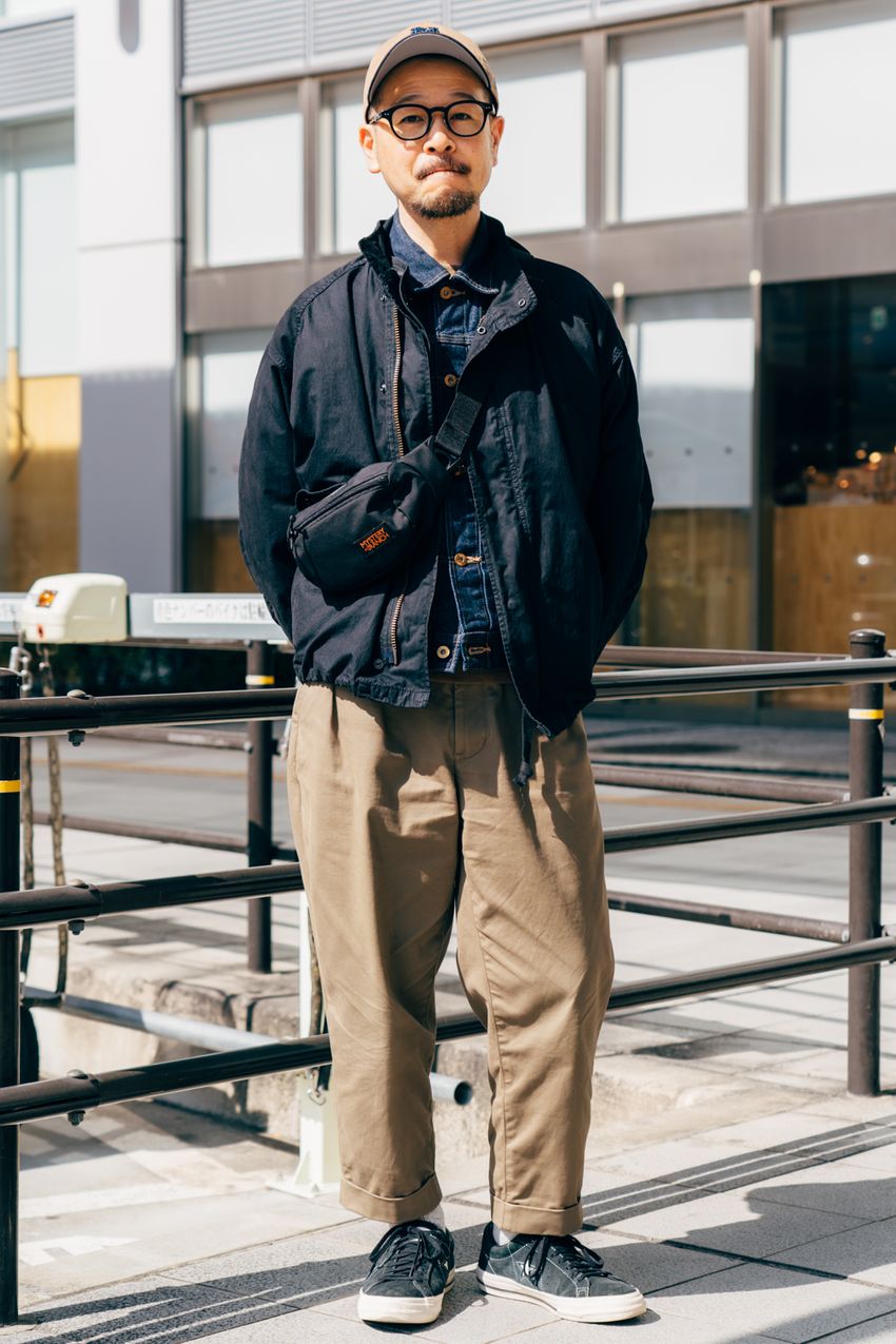 大定番「ベージュパンツ」。洒落た男たちはトップスに何を選んでいる？ 5人の好例をパパラッチ - 8枚目の画像