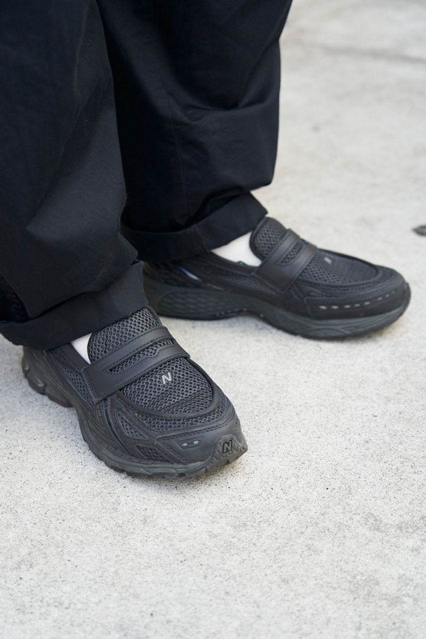 ニューバランス、ナイキetc.“オールブラック”のスニーカー、みんな何履いてる？街角で調査してみた - 2枚目の画像
