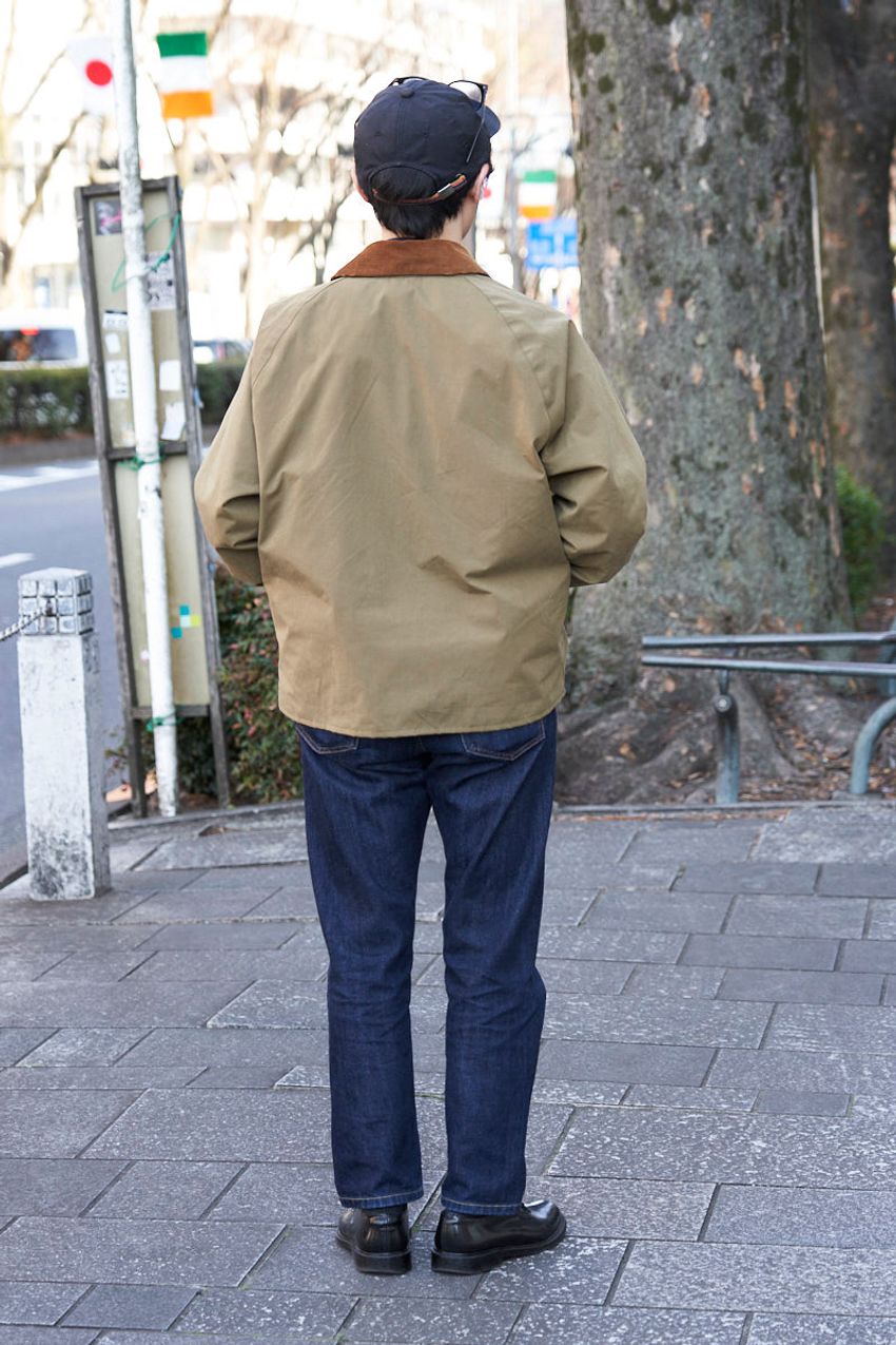 デニム、ジャケット、パンツetc.ユニクロの“1点使い”で洒落た街の大人たちをスナップ！ - 9枚目の画像