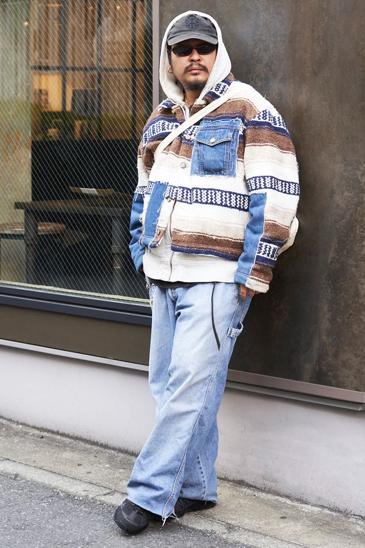 ジャケット＝オーサムボーイ　パーカ＝ラルフローレン　デニム＝リーバイス　シューズ＝ナイキ × シュプリーム　帽子、ウォレットチェーン、リング＝すべてクロムハーツ　眼鏡＝ブルーエレファント　バッグ＝ノーブランド　ピアス＝キャリアリング　ブレスレット＝エルメス