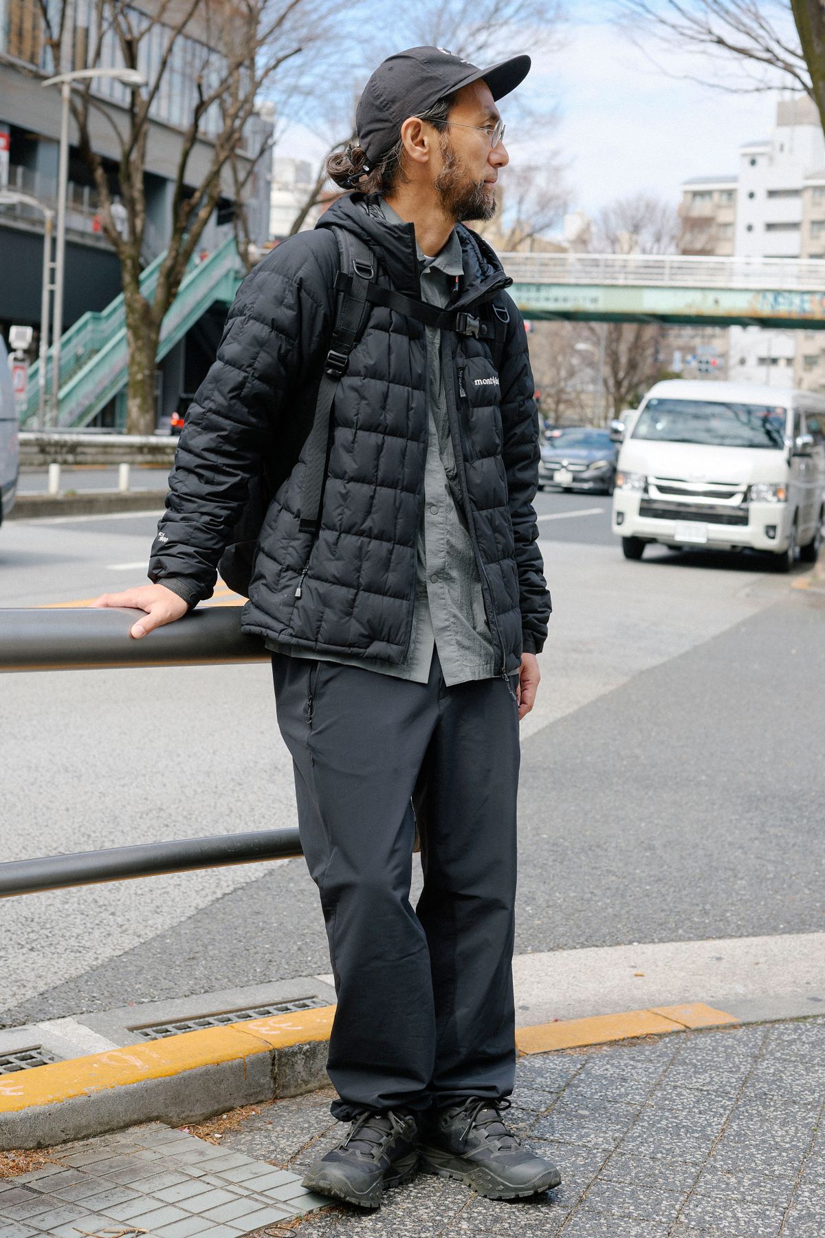 ジャケット＝モンベル　シャツ 、パンツ、シューズ、帽子＝すべてザノースフェイス　バッグ＝グレゴリー　腕時計＝カシオ　靴下＝キーン