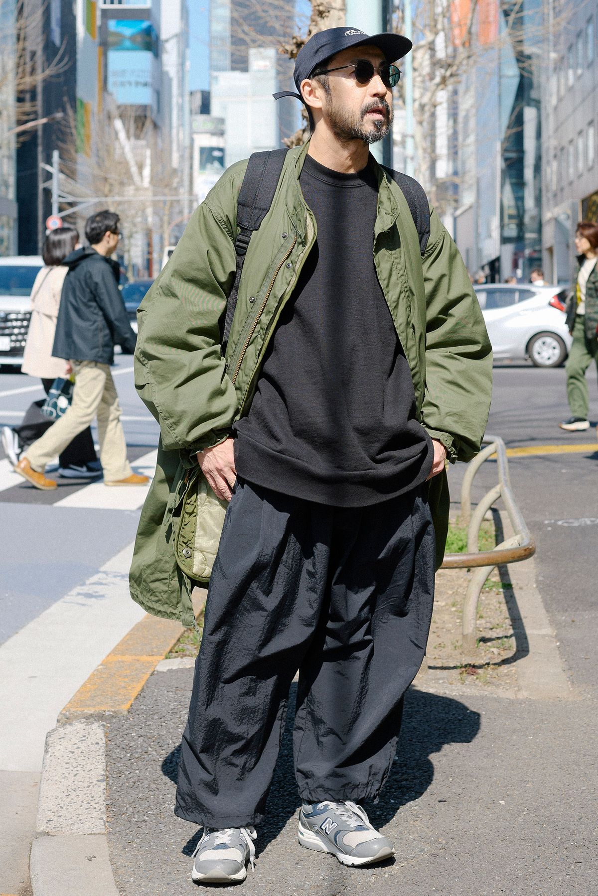 コート=アメリカ軍 カットソー=ビームス パンツ=古着 シューズ=ニューバランス 眼鏡=モスコット バッグ=コムデギャルソンオムプラス