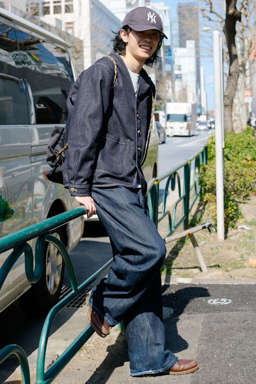 デニム、ジャケット、パンツetc.ユニクロの“1点使い”で洒落た街の大人たちをスナップ！ - 6枚目の画像