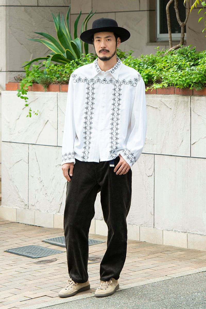 個性派なのに馴染むワケは、“シャツは食らわば帽子まで” 辛島徹臣