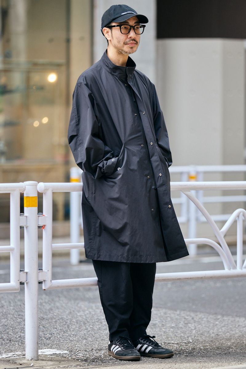 コート、Tシャツ＝ともにユニクロ