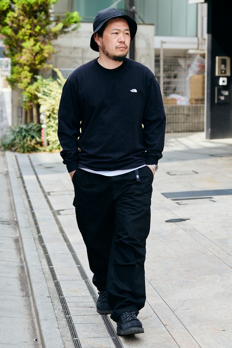 Tシャツ、パンツ＝ともにザノースフェイス　シューズ＝ダナー　帽子＝ナイキ　腕時計＝ロレックス　ブレスレット、リング＝ともにティファニー 