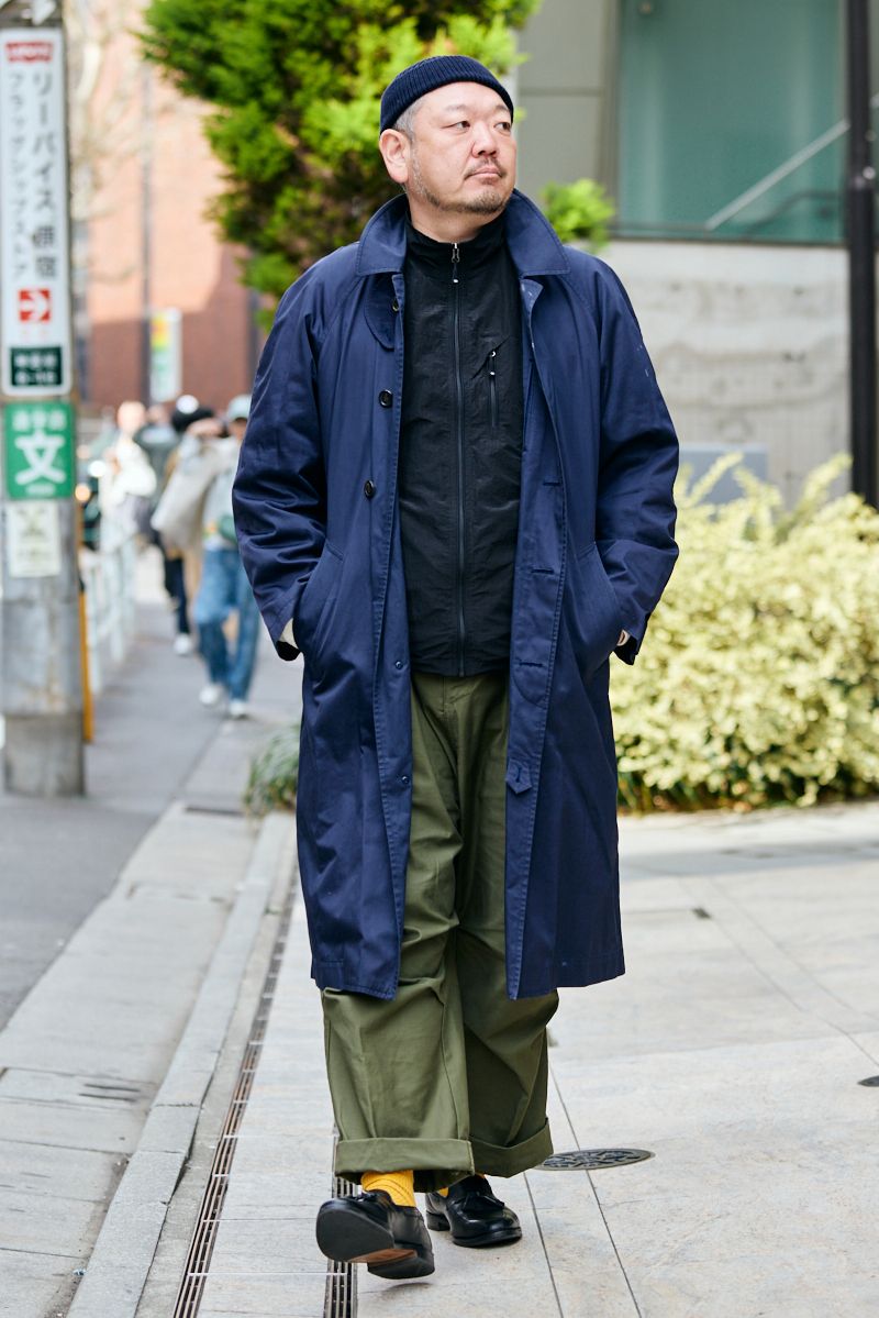 コート、パンツ＝ともに古着