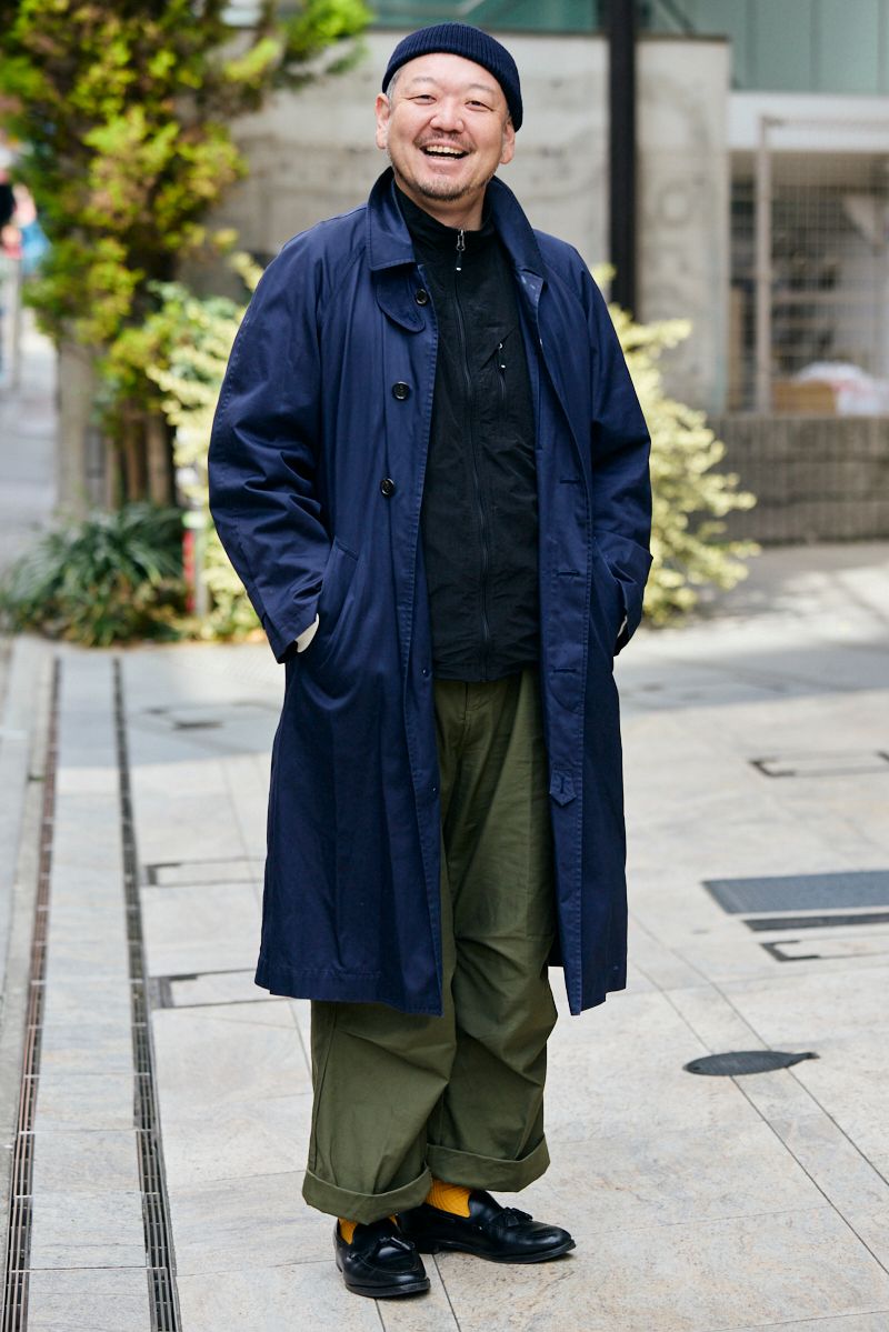 コート、パンツ＝ともに古着