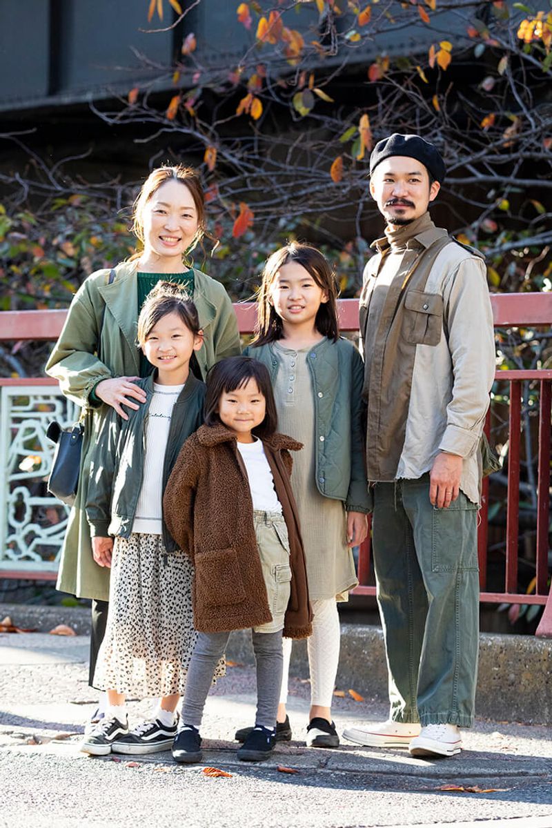 老若男女似合うアースカラーは、ファミリーコーデに打ってつけ 伊藤直也