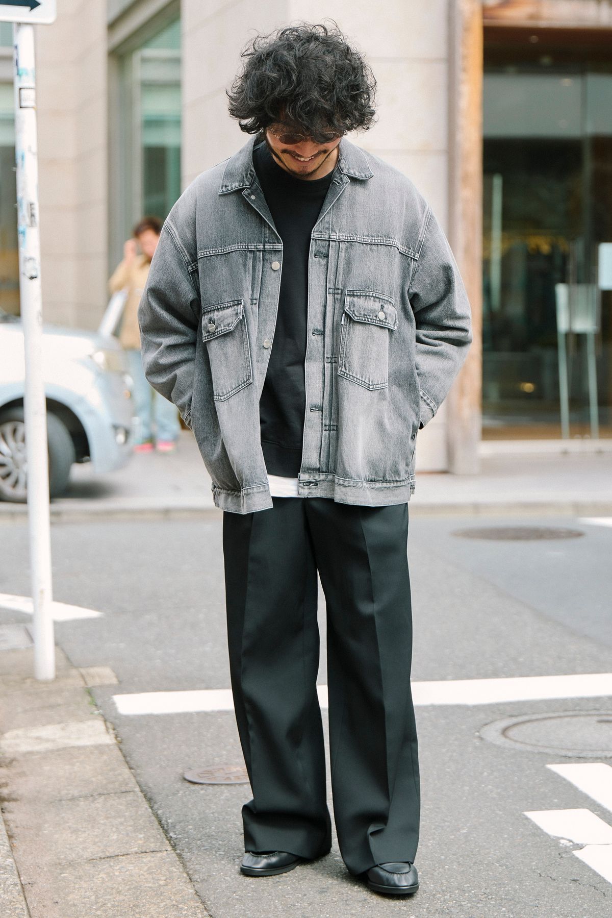 Gジャン＝グラフペーパー　カットソー＝ドリス ヴァン ノッテン　パンツ＝ヨーク　シューズ＝オーラリー　眼鏡＝ユウイチトヤマ　腕時計＝ロレックス　ブレスレット＝ノーブランド　リング＝ニーディーズ