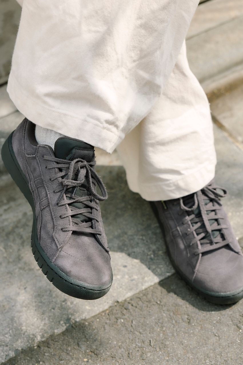 街で目を引く“白パン”集。大人に似合うパンツの合わせ方を5人のコーデ好例で解説 - 3枚目の画像