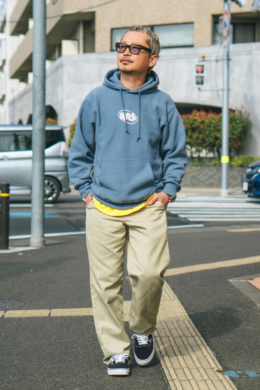 大定番「ベージュパンツ」。洒落た男たちはトップスに何を選んでいる？ 5人の好例をパパラッチ - 10枚目の画像
