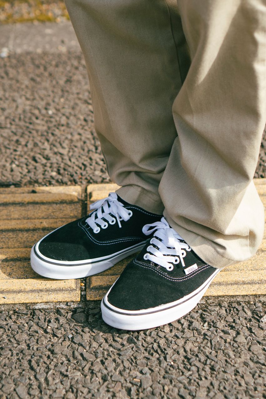 【30〜50代】春の「ディッキーズ」コーデ5選！足元の共通点は“ローテクスニーカー”だった - 5枚目の画像