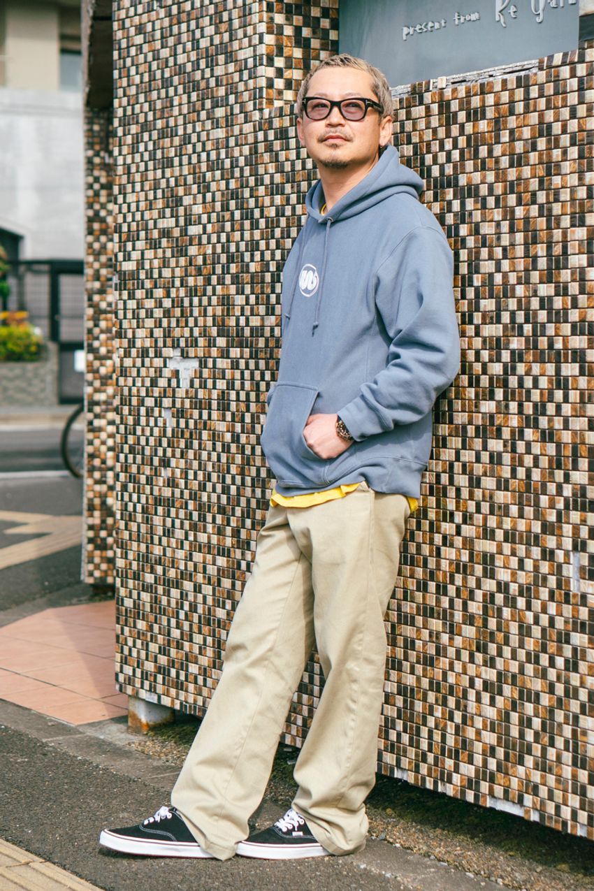 【30〜50代】春の「ディッキーズ」コーデ5選！足元の共通点は“ローテクスニーカー”だった - 4枚目の画像