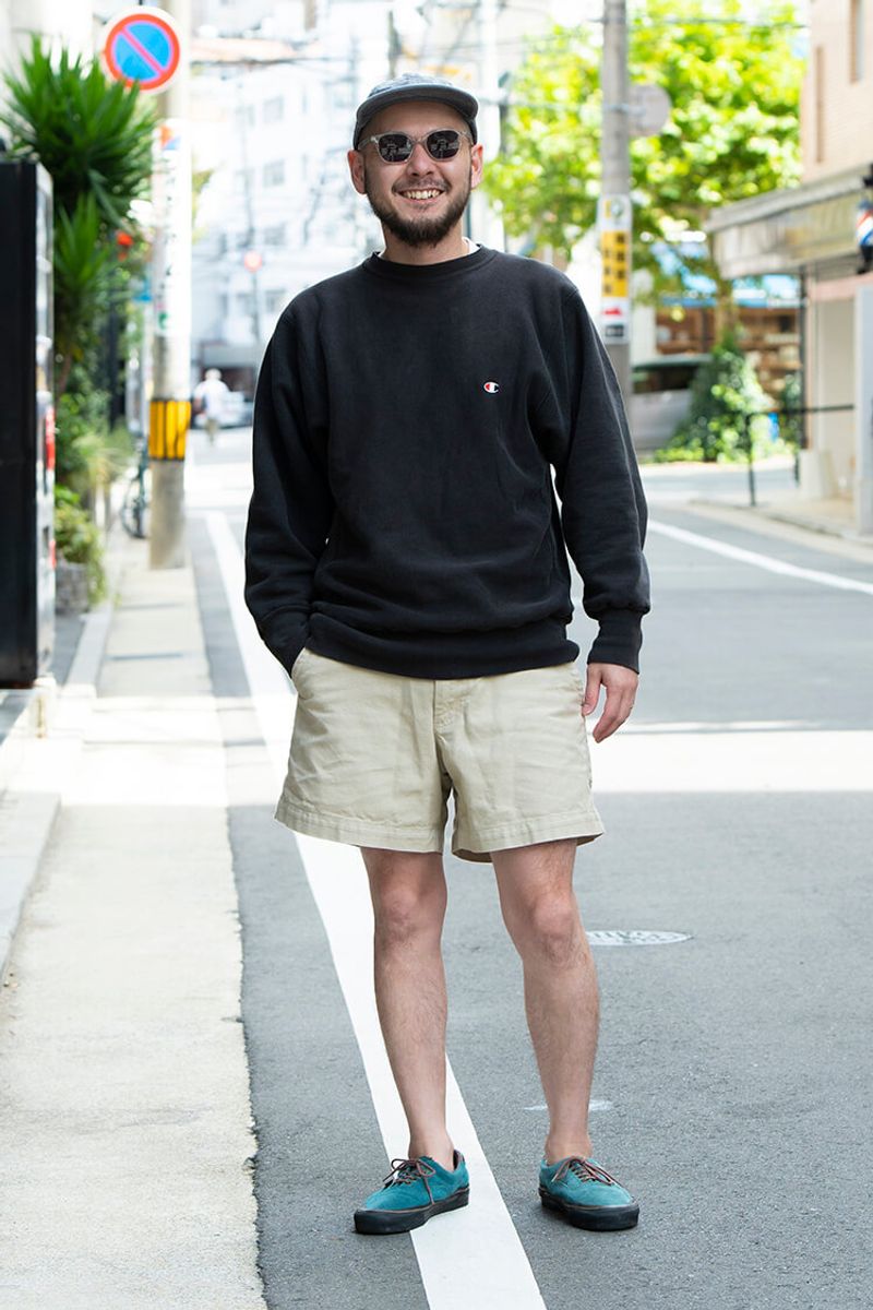 黒スウェットを重く見せない淡色ショーツ＆スニーカー 中島陽太