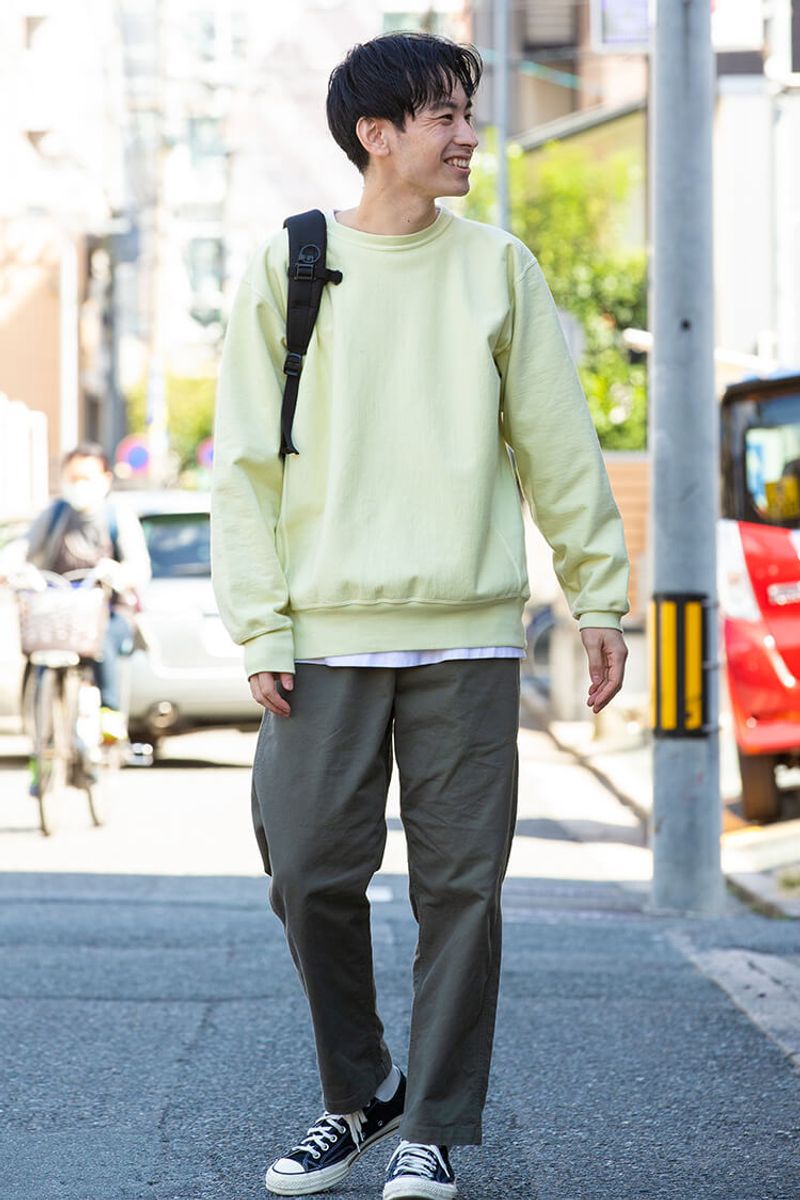 一枚で春を呼び寄せる、鮮やかスウェット 穴見謙典