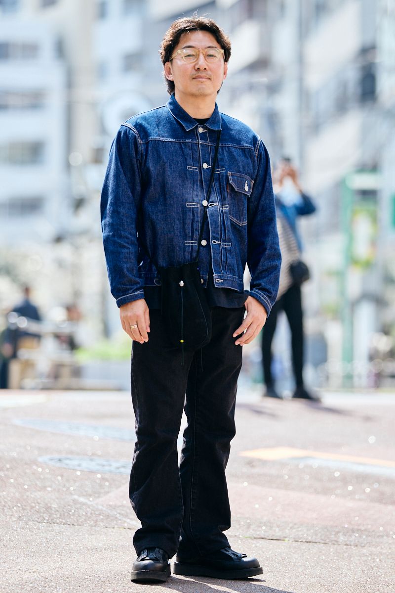 Gジャン、 デニム＝ともにリーバイス　Tシャツ＝ヘインズ　シューズ＝ダナー　眼鏡＝ジュリアスタートオプティカル　バッグ、ブレスレット、リング＝すべてゴローズ