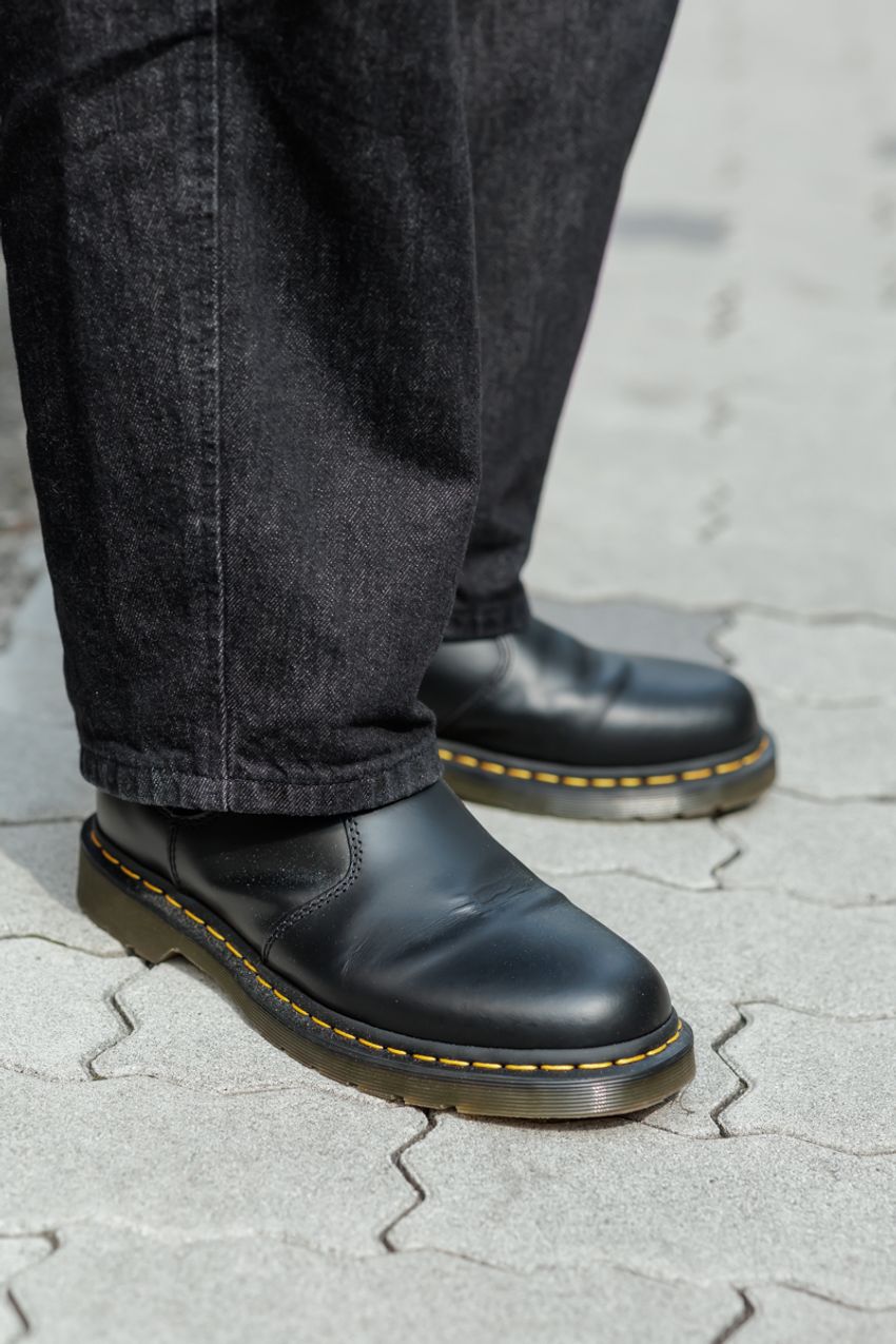 淡いカラーリングの服、どう取り入れるのが正解？ 模範解答を街角スナップで！ - 3枚目の画像