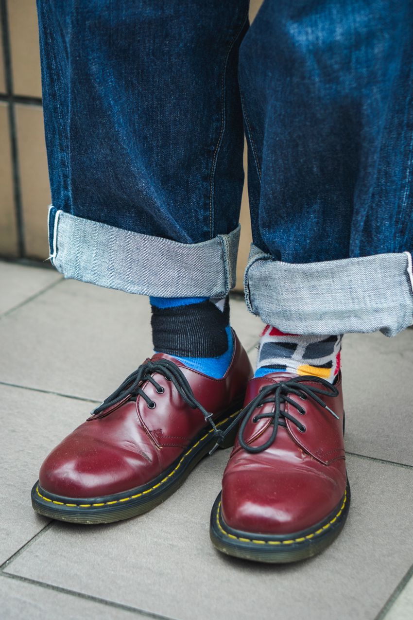 春の王道“シャツ＆デニム”で魅せた5名の大人たち。無地or柄、着こなし好例をスナップで - 10枚目の画像