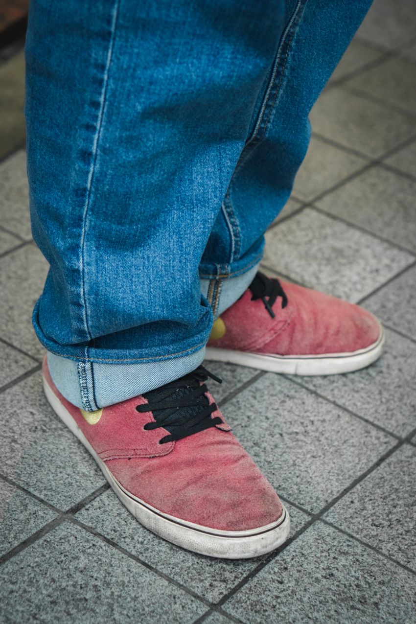 淡いカラーリングの服、どう取り入れるのが正解？ 模範解答を街角スナップで！ - 11枚目の画像