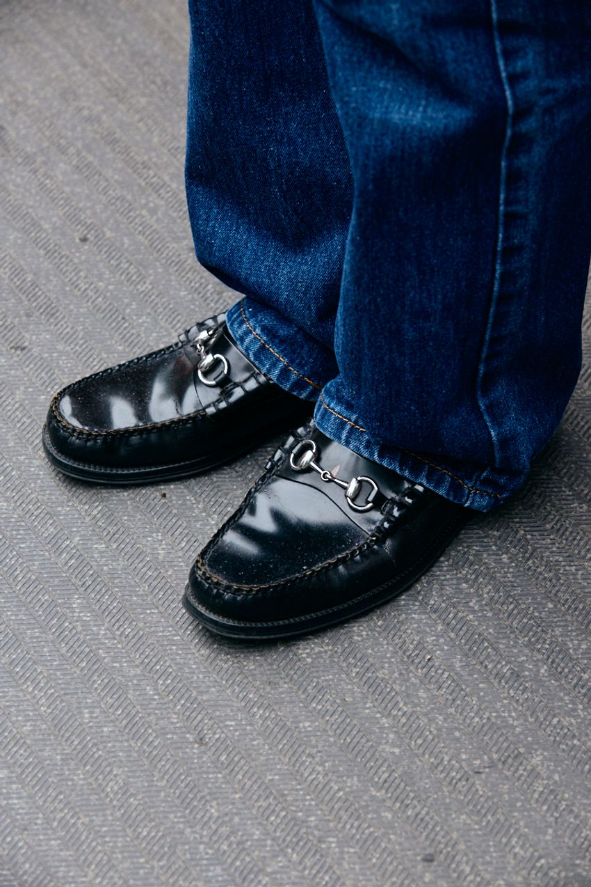 春の王道“シャツ＆デニム”で魅せた5名の大人たち。無地or柄、着こなし好例をスナップで - 3枚目の画像