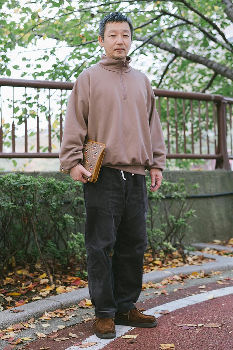 遊び心が効いたスウェットのサイズと小物 飯田晃史