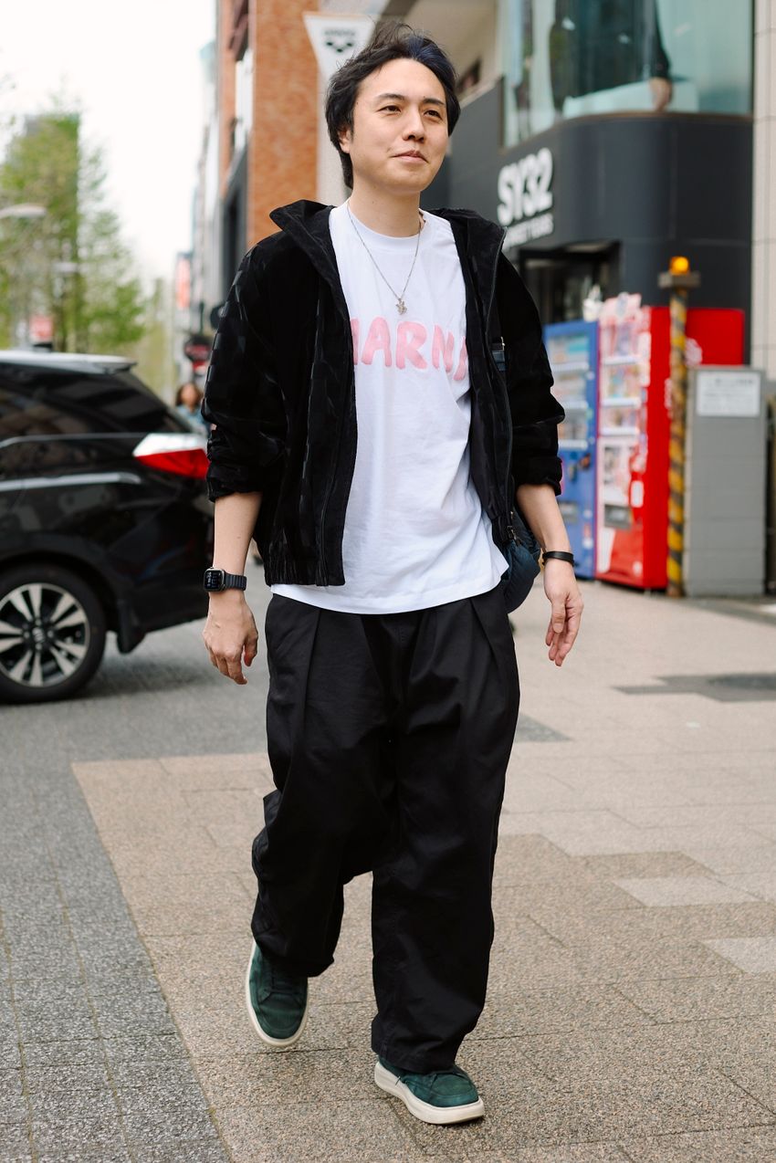 「モノトーンコーデ」上級者を春の街角で選抜！“白＆黒”だけで軽やかに装った5名の好例 - 4枚目の画像