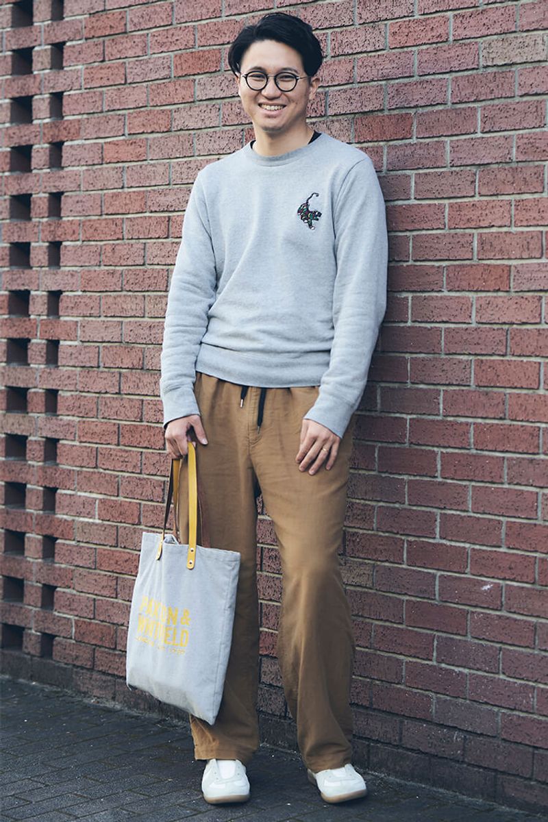 太パンで魅せるスウェットスタイルの個性 佐藤 卓