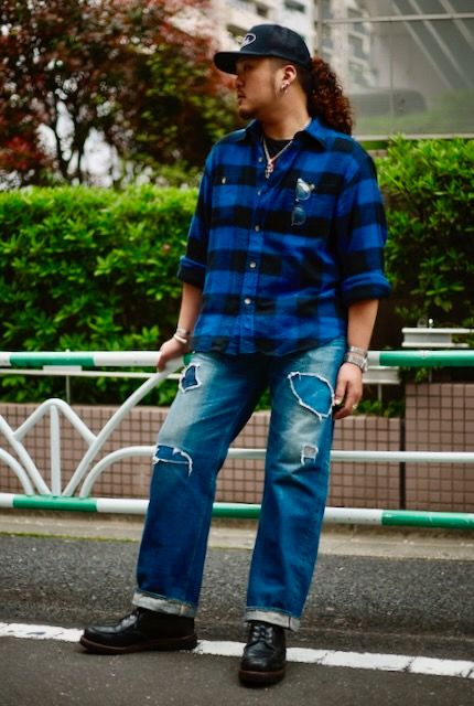 シャツ＝ワコマリア　Tシャツ＝古着　デニム＝シュガーケーン　シューズ＝チペワ　帽子＝ハイドアンドシーク　腕時計＝ヴィヴィアンウエストウッド　ネックレス、リング＝ともにビルウォールレザー　ブレスレット＝ジャムホームメイド 