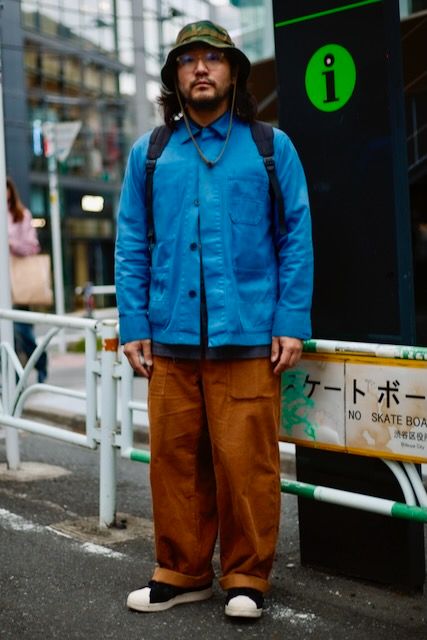 ジャケット、 パンツ＝ともにユニクロ　Tシャツ＝バートル　シューズ＝アディダス　帽子＝不明　眼鏡＝ゾフ　バッグ＝パッキング　アクセサリー＝不明