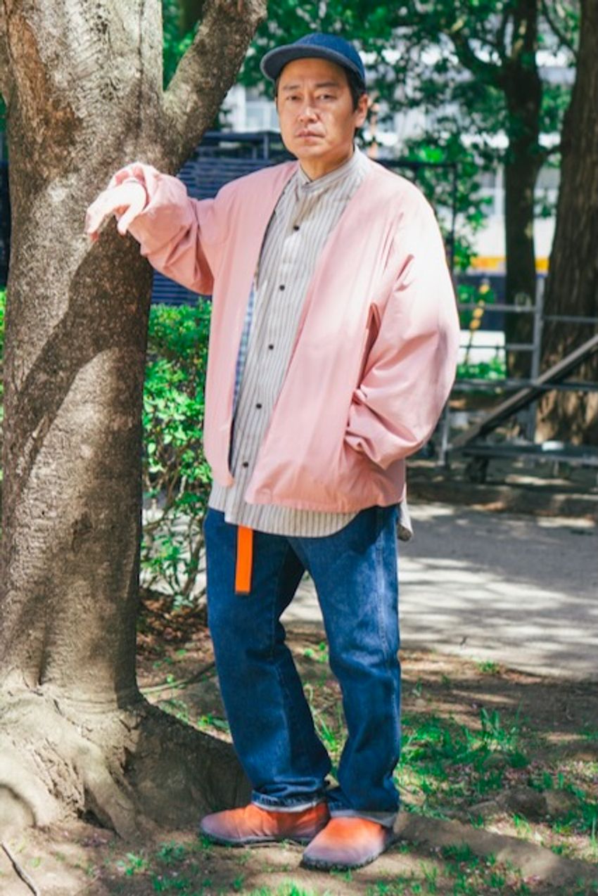 春の王道“シャツ＆デニム”で魅せた5名の大人たち。無地or柄、着こなし好例をスナップで - 6枚目の画像