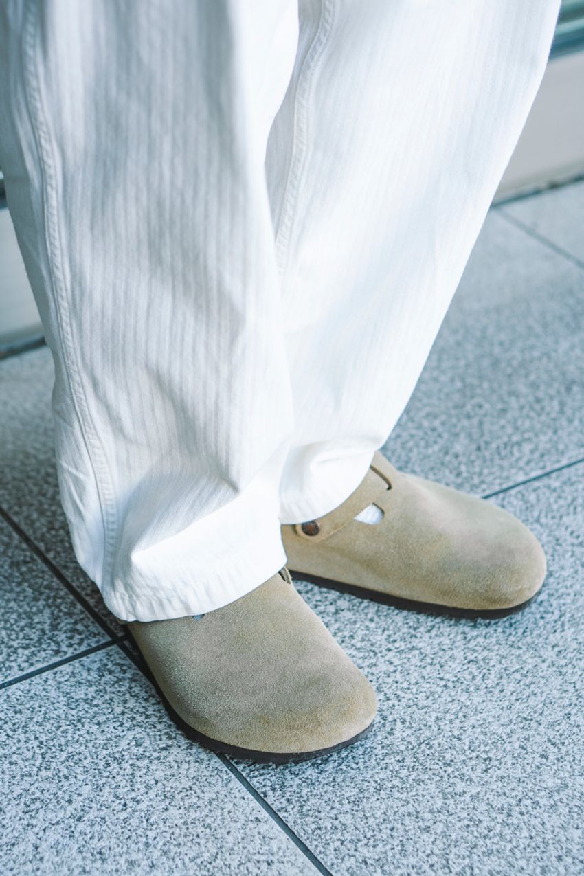 街で目を引く“白パン”集。大人に似合うパンツの合わせ方を5人のコーデ好例で解説 - 5枚目の画像