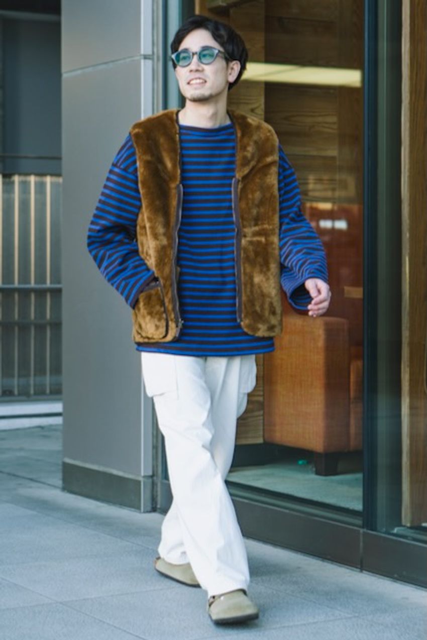 街で目を引く“白パン”集。大人に似合うパンツの合わせ方を5人のコーデ好例で解説 - 4枚目の画像