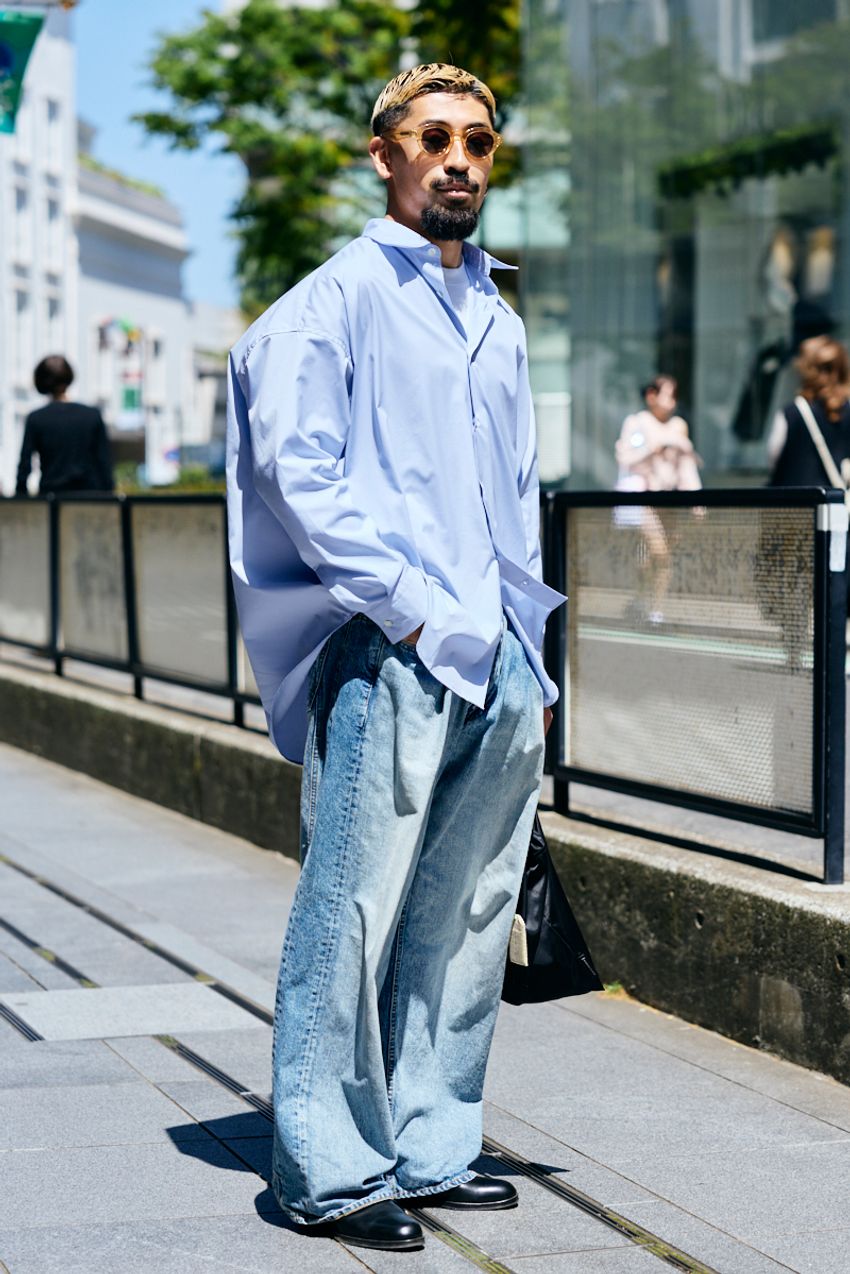 春の王道“シャツ＆デニム”で魅せた5名の大人たち。無地or柄、着こなし好例をスナップで - 4枚目の画像